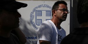 άνδρας έξω από την Υπηρεσία Ασύλου