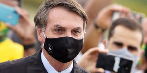 Ο Ζαϊχ Μπολσονάρου με μαύρη μάσκα για τον κορωνοϊό