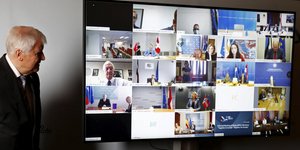 Ο υπουργός Εσωτερικών της Γερμανίας Χορστ Ζεεχόφερ, σε τηλεδιάσκεψη με ομολόγους του από την ΕΕ