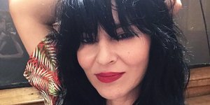 Η Ζενεβιέβ Μαζαρί με μπλούζα με print