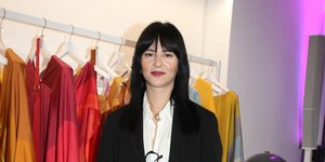 Η Ζενεβιέβ Μαζαρί με μαύρη ζακέτα