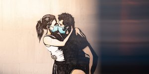 Zευγάρι που φιλιέται σε γκράφιτι στη Νορβηγία