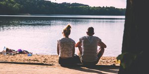 Ανδρας και γυναίκα κάθονται μαζί 