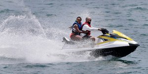 Ζευγάρι κάνει jetski