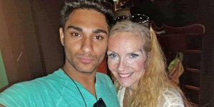 Η 60χρονη Παμ με τον 21χρονο Τζόναθαν