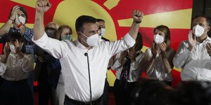 Ο Ζόραν Ζάεφ πανηγυρίζει το αποτέλεσμα των εκλογών με άλλα μέλη του κόμματος του