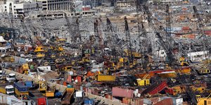 Κατεστραμμένα φορτηγά στο ισοπεδωμένο λιμάνι της Βηρυτού