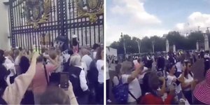 Διαδηλωτές φωνάζουν συνθήματα στις πύλες των ανακτόρων του Μπάκιγχαμ