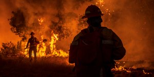 Πυροσβέστες σ' ένα από τα πύρινα μέτωπα στην Καλιφόρνια