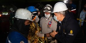 O πρόεδρος της Κολομβίας, Ιβάν Ντούκε, με έναν από τους διασωθέντες ανθρακωρύχους