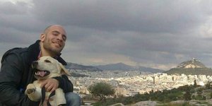 Εκπαιδευτής σκύλου με τον σκύλο του