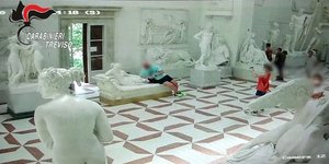 O Aυστριακός τουρίστας έσπασε τρία δάκτυλα του αγάλματος