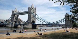 Λονδρέζοι χαλαρώνουν στις όχθες του Τάμεση 