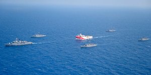 Το Oruc Reis συνοδευόμενο από τουρκικά πολεμικά σκάφη