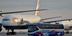 Αεροπλάνο προσγειώνεται στο αεροδρόμιο της Αβάνας στην Κούβα