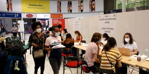 Επιβάτες σε χώρο αεροδρομίου στο Παρίσι