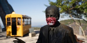 Αγαλμα με μάσκα για τον κορωνοϊό στην Βραζιλία