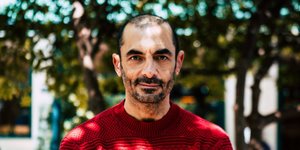 Ο Αλέκος Συσσοβίτης με κόκκινο πουλόβερ