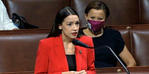 Αλεξάνδρια Οκάσιο Κορτές με κόκκινο σακάκι