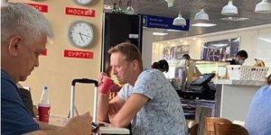 Ο Αλεξέι Ναβάλνι λίγο πριν απογειωθεί η πτήση σου, πίνει ένα τσάι/Φωτογραφία: Instagram/djpavlin