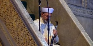 Ο Αλί Ερμπάς με το οθωμανικό ξίφος/Πηγή Twitter