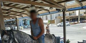Με άλογο μπήκε άνδρας σε καφέ