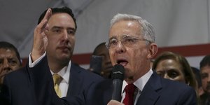 Ο Αλβάρο Ουρίμπε μιλά με μικρόφωνο σε κόσμο