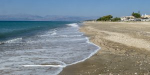 αμμουδιά παραλία από το πλάι