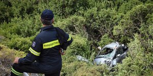 Άνδρας της Πυροσβεστικής κατά τη διάρκεια ερευνών σε πλαγιά