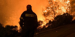 Άνδρας της Πυροσβεστικής σε μέτωπο φωτιάς