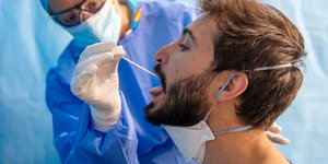 Άνδρας υποβάλλεται σε τεστ κορωνοϊού στην Ισπανία