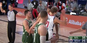 Ο Γιάννης Αντετοκούνμπο ρίχνει κουτουλιά σε αντίπαλό του