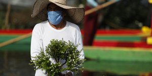 αντρας με καπελο και μασκα