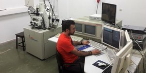 μπροστα σε υπολογιστές 