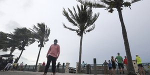 αντρας με μασκα ανεμος