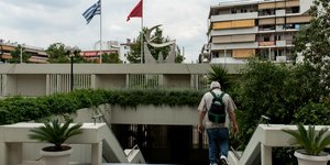 αντρας μπαίνει στο ΚΚΕ 