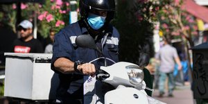 με κρανος σε λευκη βέσπα