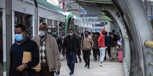 αντρες σε αποβαθρα μετρο 