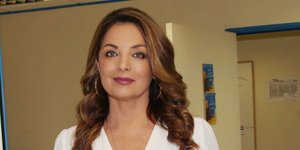 Η Αντζελα Γκερέκου με λευκό πουκάμισο