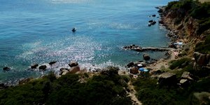 απο ψηλα κολπος με πευκα