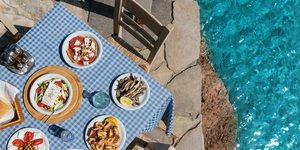 στρωμένο τραπεζι απο ψηλα 