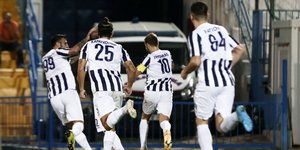 Πανηγυρίζουν οι παίκτες του Απόλλωνα που επιστρέφει στην Super League