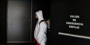 Ανδρας κάνει απολύμανση σε κτίριο στο Μεξικό