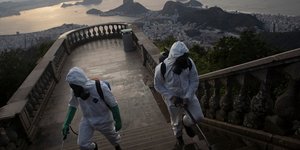 Απολύμανση στα σκαλιά στο άγαλμα του Ιησού στο Ρίο