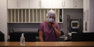 Νοσηλεύτρια μιλάει στο τηλέφωνο