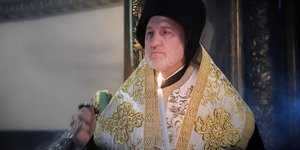 Aρχιεπίσκοπος Αμερικής Ελπιδοφόρος με χρυσα 