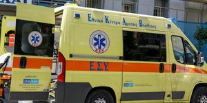 ασθενοφόρο με ανοιχτές πόρτες
