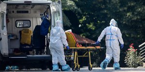 Ασθενοφόρο στο γηροκομείο όπου εντοπίστηκαν κρούσματα κορωνοϊού στη Θεσσαλονίκη