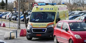 ασθενοφορο σε γεματο παρκινγκ