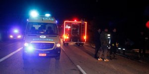 Ασθενοφόρο και πυροσβεστικό όχημα σε τόπο τροχαίου